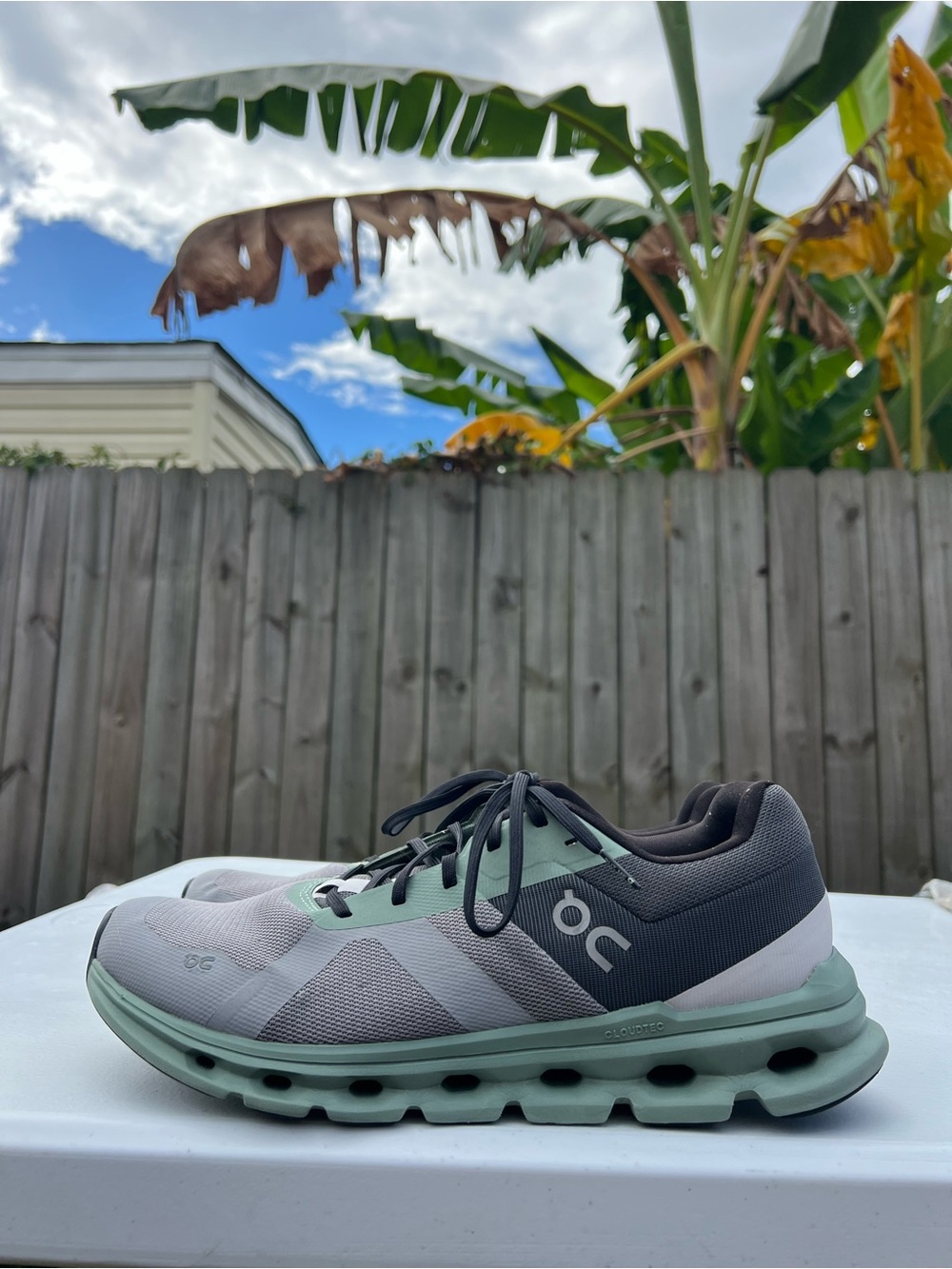 Men’s On Running Athletic Shoes in Mint and Gray size 11